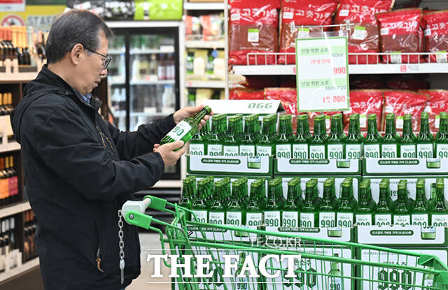 충청권 대표 주류기업 선양소주가 병당 990원인 '착한소주 990'을 선보인 가운데, 6일 서울 송파구 가락몰 다농마트를 찾은 소비자들이 제품을 구매하고 있다. /이새롬 기자
