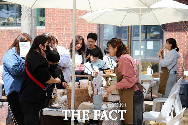 당진시 '청년은 별걸 다 해봄 벚꽃 플리마켓' 현장 /당진시