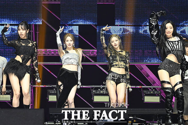 타이틀곡 'Who is she'는 2000년대 댄스 팝의 직관적인 구성을 세련되게 풀어낸 댄스곡이다. 무대에 오르는 순간 각성하는 아티스트의 모습을 중독적인 사운드와 멤버들의 매력적인 보컬로 표현했다. /송호영 기자