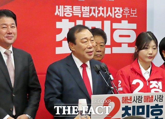 최민호 세종시장이 6일 시청 브리핑룸에서 제9회 지방선거에 세종시장에 출마한다고 선언하고 있다. /김형중 기자