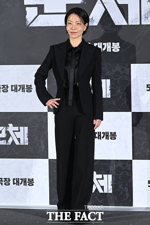 배우 고수, 김신록, 신현빈, 연상호 감독, 배우 전지현, 구교환, 지창욱(왼쪽부터)이 6일 오전 서울 용산구 CGV 용산 아이파크몰에서 열린 영화 '군체' 제작보고회에 참석해 포즈를 취하고 있다. /김성렬 기자