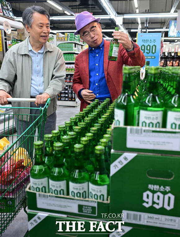 충청권 대표 주류기업 선양소주가 병당 990원인 '착한소주 990'을 선보인 가운데, 조웅래 회장(오른쪽)이 6일 서울 송파구 가락몰 다농마트를 찾아 소비자들에게 제품을 소개하고 있다. /이새롬 기자