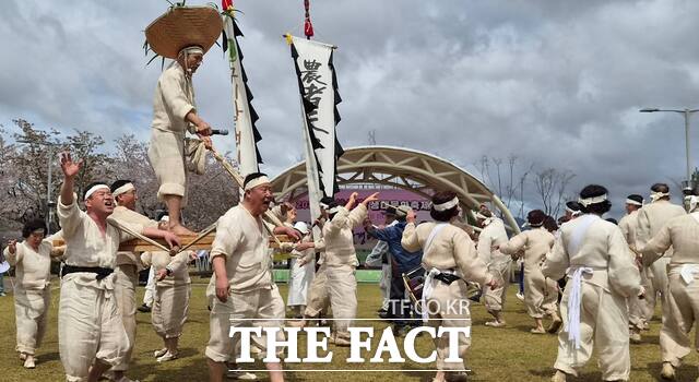 발갱이들소리 공연은 단순한 노래를 넘어 과거 농촌의 공동 노동 현장을 눈앞에 펼쳐 놓은 듯한 생동감을 전해 관객들의 눈과 귀를 사로잡았다. /구미시