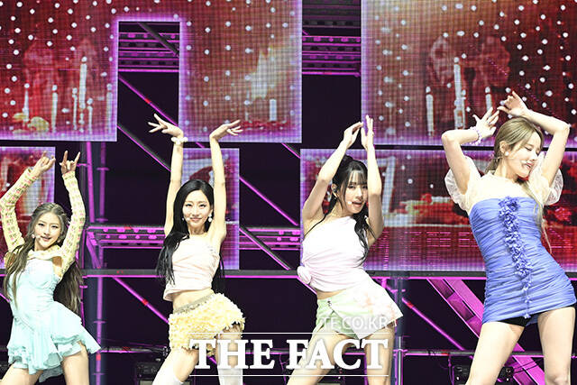 키스오브라이프가 Don‘t mind me 무대를 펼치고 있다.