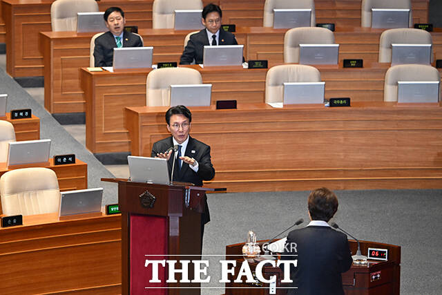 구윤철 부총리 겸 재정경제부 장관과 김민석 국무총리, 배경훈 부총리 겸 과학기술정보통신부 장관(왼쪽부터)이 대화를 나누고 있다.