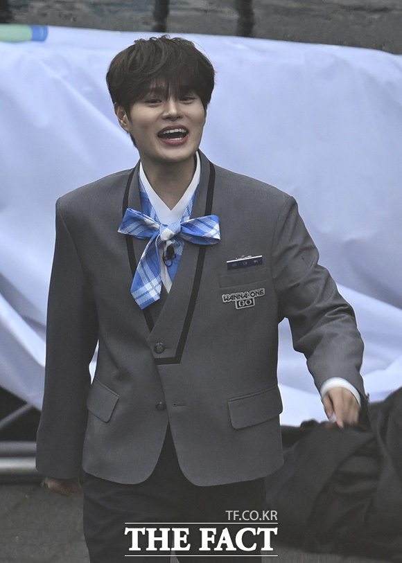 워너원이 팬들과 대화를 하고 있다.