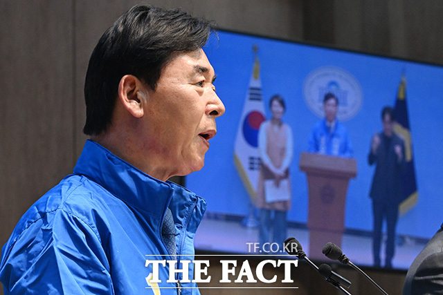 국회에서 경북도지사 출마선언하는 오중기 더불어민주당 경북도지사 후보.