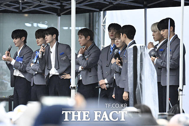 워너원이 팬들과 대화를 하고 있다.