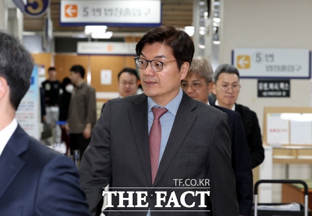 퇴직금 지급 규정을 바꿔 일용직 근로자에게 퇴직금을 주지 않은 혐의로 재판에 넘겨진 쿠팡CFS 전현직 대표들의 1심 재판이 시작됐다. 정종철 쿠팡CFS 대표 6일 서울 서초구 서울중앙지법에서 열린 근로자퇴직급여 보장법 위반 혐의 1차 공판에 출석하고 있다./뉴시스