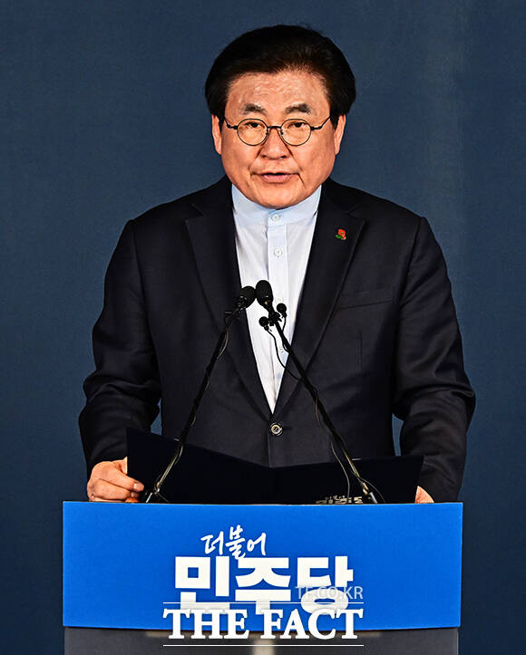 소병훈 더불어민주당 중앙당선거관리위원장이 6일 오후 서울 여의도 더불어민주당 당사에서 세종특별자치시장 후보자 본경선 개표 결과 발표를 하고 있다. /배정한 기자