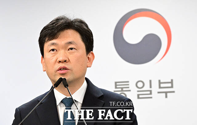 윤민호 통일부 대변인이 6일 오전 서울 종로구 정부서울청사에서 현안 관련 정례브리핑을 하고 있다. /임영무 기자