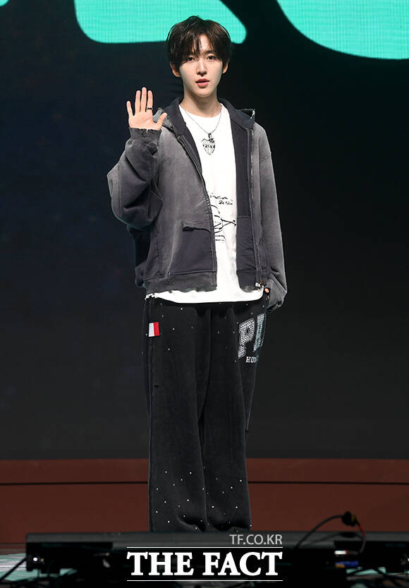 그룹 킥플립(KickFlip)이 6일 오후 서울 광진구 예스24 라이브홀에서 열린 네 번째 미니앨범 'My First Kick(마이 퍼스트 킥)' 발매 기념 쇼케이스에 참석해 포즈를 취하고 있다. /박상민 기자