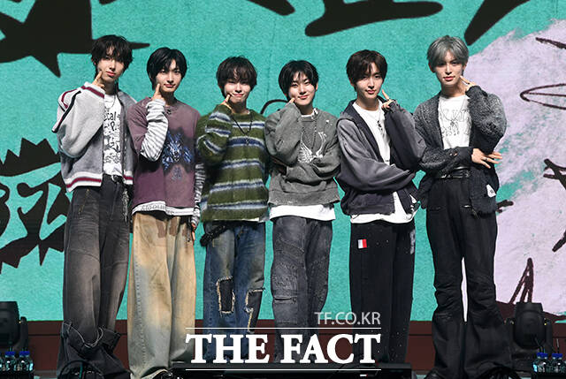 그룹 킥플립(KickFlip)이 6일 오후 서울 광진구 예스24 라이브홀에서 열린 네 번째 미니앨범 'My First Kick(마이 퍼스트 킥)' 발매 기념 쇼케이스에 참석해 포즈를 취하고 있다. /박상민 기자