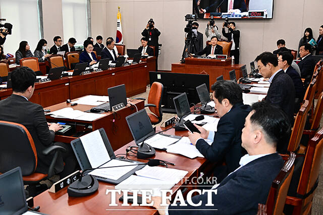 회의 주재하는 이철규 산자위원장.