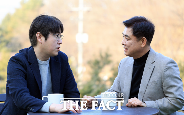 김병욱 민주당 경기 성남시장 예비후보(오른쪽)와 하정우 대통령비서실 AI미래기획수석이 양자·인공지능(AI) 등에 대한 의견을 교환하고 있다. /김병욱 성남시장 예비후보 캠프