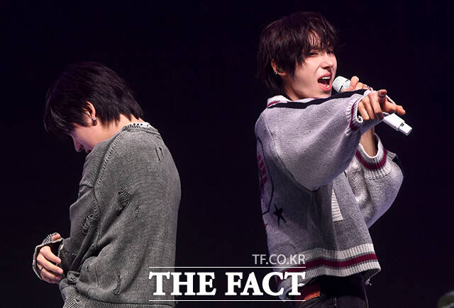 그룹 킥플립(KickFlip)이 6일 오후 서울 광진구 예스24 라이브홀에서 열린 네 번째 미니앨범 'My First Kick(마이 퍼스트 킥)' 발매 기념 쇼케이스에 참석해 타이틀곡 '눈에 거슬리고 싶어' 무대를 펼치고 있다. /박상민 기자