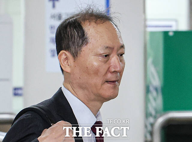 국회증언감정법 위반 혐의를 받는 이완규 전 법제처장이 6일 오전 서울 서초구 서울중앙지방법원에서 열린 공판에 출석하고 있다. /박헌우 기자