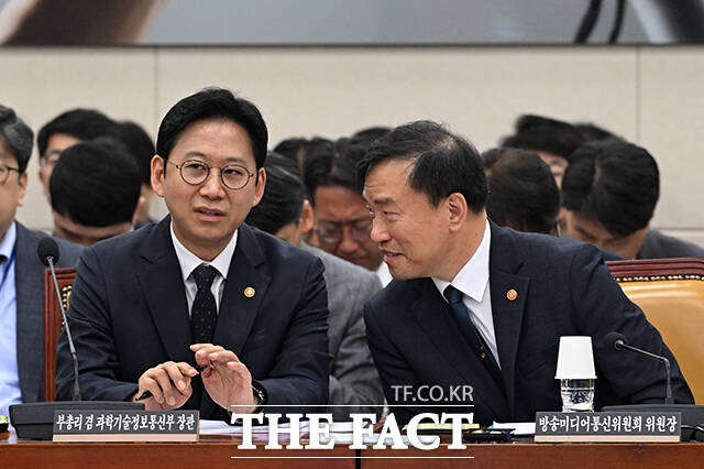 최민희 국회 과학기술정보방송통신위원장이 의사봉을 두드리고 있다.