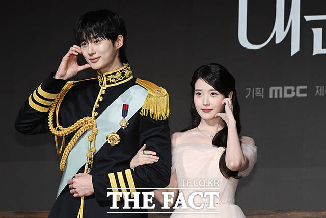 배우 변우석(왼쪽)과 아이유가 6일 오후 서울 강남구 조선 팰리스 서울 강남에서 열린 MBC 새 금토드라마 ‘21세기 대군부인’ 제작발표회에 참석해 포즈를 취하고 있다. /김성렬 기자