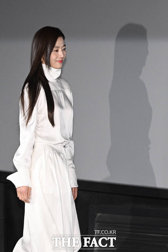 배우 전지현이 6일 오전 서울 용산구 CGV 용산 아이파크몰에서 열린 영화 ‘군체’ 제작보고회에 참여해 포즈를 취하고 있다. /김성렬 기자