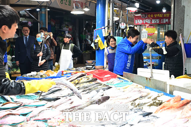 정원오 더불어민주당 서울시장 예비후보가 6일 오후 서울 강북구 수유시장을 찾아 농인 상인 부부와 수어로 인사하고 있다. /이새롬 기자