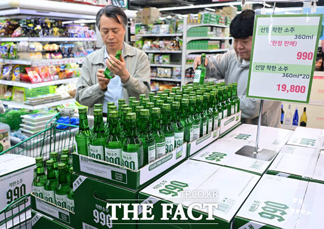 충청권 대표 주류기업 선양소주가 병당 990원인 '착한소주 990'을 선보인 가운데, 6일 서울 송파구 가락몰 다농마트를 찾은 소비자들이 제품을 구매하고 있다. /이새롬 기자