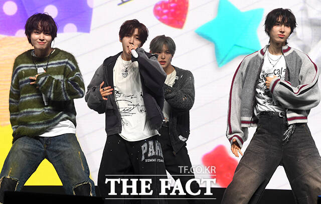 그룹 킥플립(KickFlip)이 6일 오후 서울 광진구 예스24 라이브홀에서 열린 네 번째 미니앨범 'My First Kick(마이 퍼스트 킥)' 발매 기념 쇼케이스에 참석해 타이틀곡 '눈에 거슬리고 싶어' 무대를 펼치고 있다. /박상민 기자