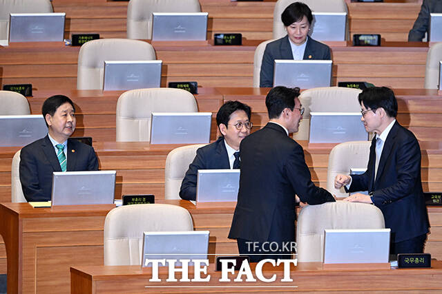 구윤철 부총리 겸 재정경제부 장관과 김민석 국무총리, 배경훈 부총리 겸 과학기술정보통신부 장관(왼쪽부터)이 대화를 나누고 있다.