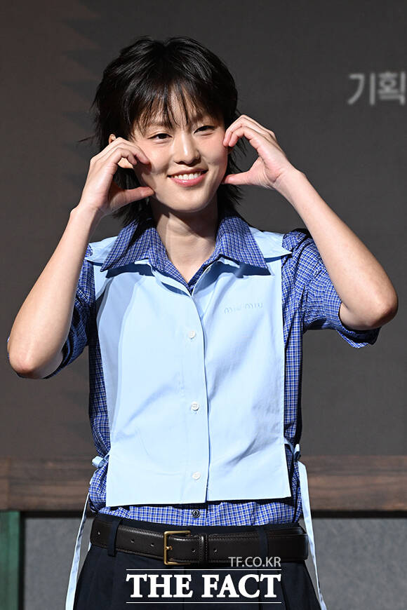 배우 유수빈과 공승연, 변우석, 아이유, 노상현, 이연(왼쪽부터)이 6일 오후 서울 강남구 조선 팰리스 서울 강남에서 열린 MBC 새 금토드라마 ‘21세기 대군부인’ 제작발표회에 참석해 포즈를 취하고 있다. /김성렬 기자