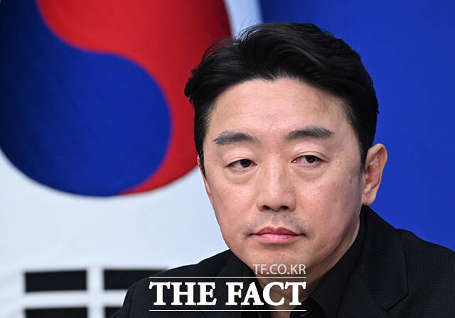 강훈식 대통령 비서실장은 6일 보복 대행 범죄는 사적 보복을 알선하는 중대한 범죄라고 지적하며 적극적인 수사를 요청했다. 강 실장이 3월 22일 오후 여의도 국회에서 열린 제7차 고위당정협의회에 참석하고 있다. /국회=박헌우 기자