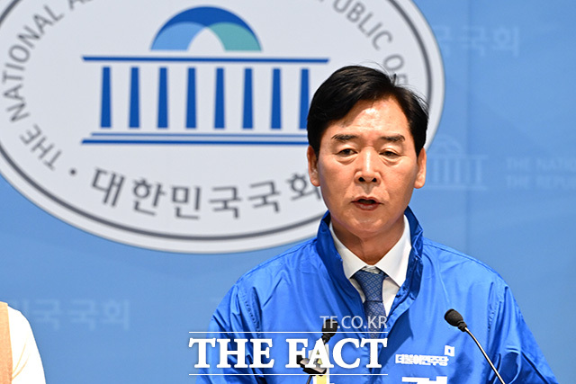 국회에서 경북도지사 출마선언하는 오중기 더불어민주당 경북도지사 후보.