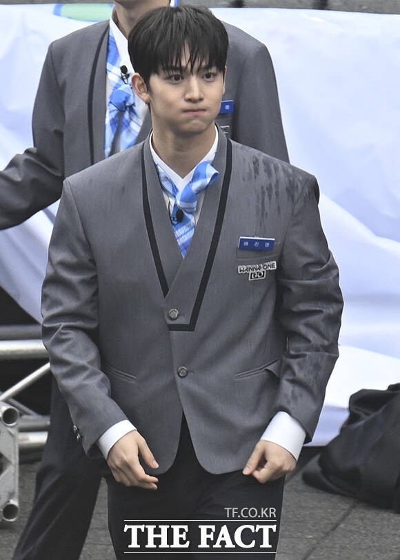 워너원이 팬들과 대화를 하고 있다.