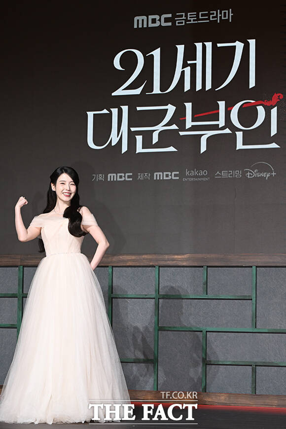 배우 아이유가 6일 오후 서울 강남구 조선 팰리스 서울 강남에서 열린 MBC 새 금토드라마 '21세기 대군부인' 제작발표회에 참석해 포즈를 취하고 있다. /김성렬 기자