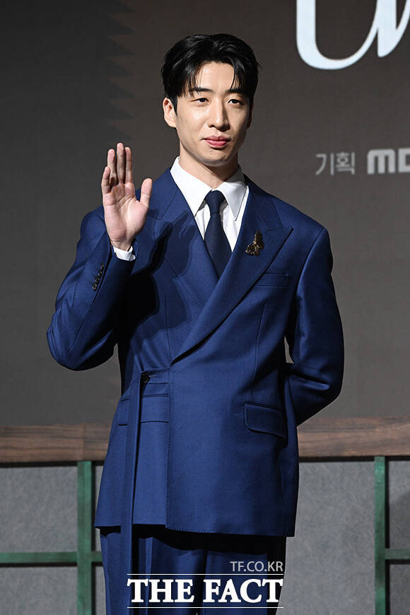 배우 유수빈과 공승연, 변우석, 아이유, 노상현, 이연(왼쪽부터)이 6일 오후 서울 강남구 조선 팰리스 서울 강남에서 열린 MBC 새 금토드라마 ‘21세기 대군부인’ 제작발표회에 참석해 포즈를 취하고 있다. /김성렬 기자