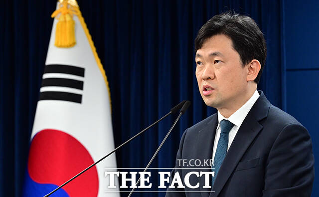 윤민호 통일부 대변인이 6일 오전 서울 종로구 정부서울청사에서 현안 관련 정례브리핑을 하고 있다. /임영무 기자