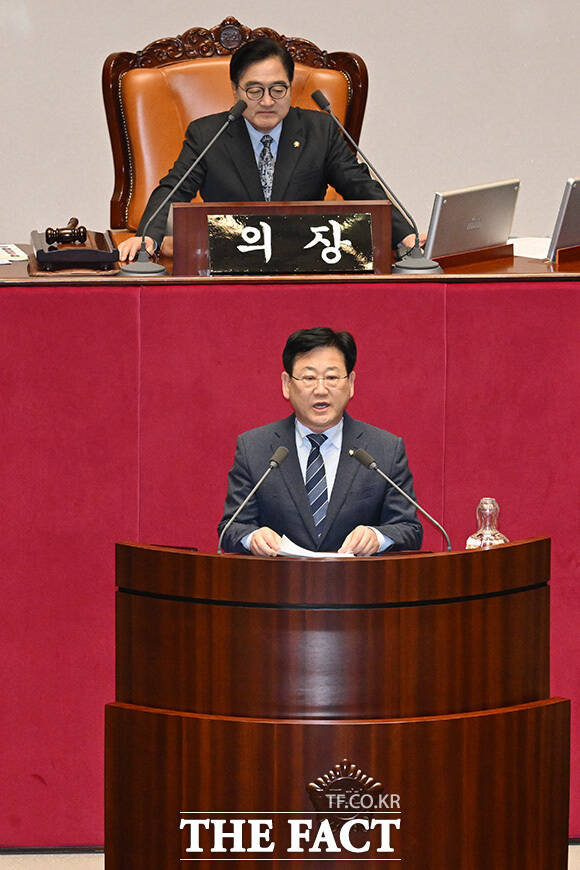 당선 인사하는 김정호 신임 국회 기후에너지환경노동위원회 위원장(아래).