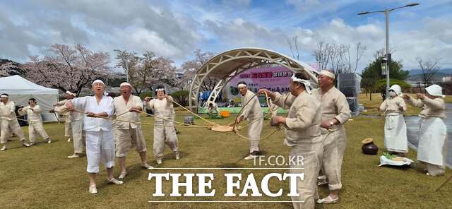 구미 지산샛강생태공원에서 발갱이들소리보존회원들이 공연을 펼치고 있다. 회원들은 모내기와 김매기, 수확에 이르기까지 삶의 과정 속에서 자연스럽게 형성된 소리를 일정한 리듬을 이루며 관람객들의 마음을 두드려 뜨거운 반응을 얻어냈다. /구미시