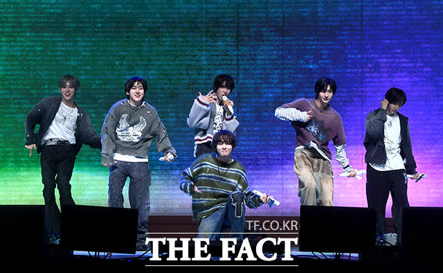 그룹 킥플립(KickFlip)이 6일 오후 서울 광진구 예스24 라이브홀에서 열린 네 번째 미니앨범 'My First Kick(마이 퍼스트 킥)' 발매 기념 쇼케이스에 참석해 수록곡 'Twenty(트웬티)' 무대를 펼치고 있다. /박상민 기자