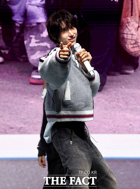 그룹 킥플립(KickFlip)이 6일 오후 서울 광진구 예스24 라이브홀에서 열린 네 번째 미니앨범 'My First Kick(마이 퍼스트 킥)' 발매 기념 쇼케이스에 참석해 수록곡 'Twenty(트웬티)' 무대를 펼치고 있다. /박상민 기자