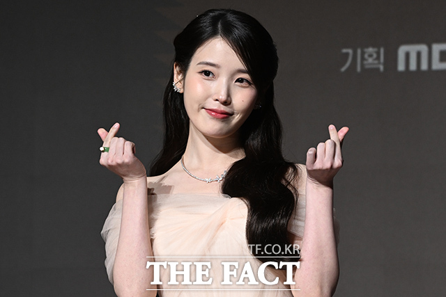 배우 유수빈과 공승연, 변우석, 아이유, 노상현, 이연(왼쪽부터)이 6일 오후 서울 강남구 조선 팰리스 서울 강남에서 열린 MBC 새 금토드라마 ‘21세기 대군부인’ 제작발표회에 참석해 포즈를 취하고 있다. /김성렬 기자