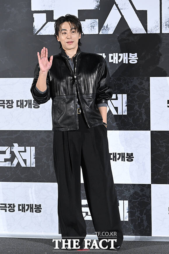 배우 고수, 김신록, 신현빈, 연상호 감독, 배우 전지현, 구교환, 지창욱(왼쪽부터)이 6일 오전 서울 용산구 CGV 용산 아이파크몰에서 열린 영화 '군체' 제작보고회에 참석해 포즈를 취하고 있다. /김성렬 기자