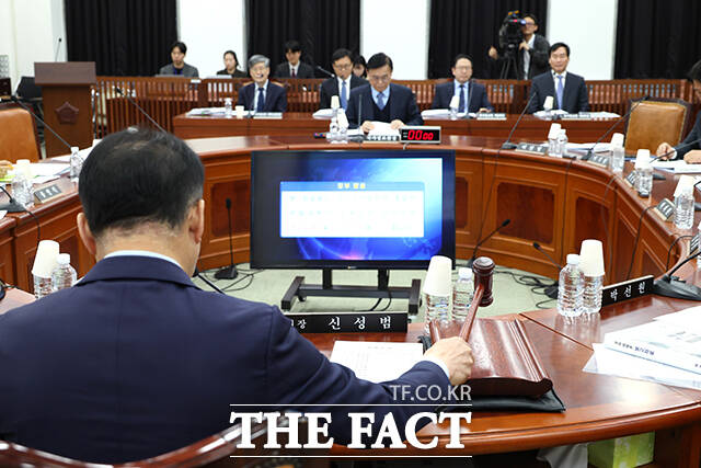 신성범 정보위원장이 6일 오전 서울 여의도 국회에서 열린 정보위원회 전체회의에 참석해 안건을 상정하고 있다.