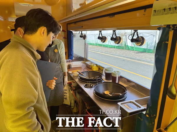 계룡시가 오는 10일부터 12일까지 진행되는 향적산 봄나들이 축제를 대비한 식품접객업소 위생 점검을 실시한다. 사진은 지난해 향적산 봄나들이 축제 위생 점검 모습 /계룡시