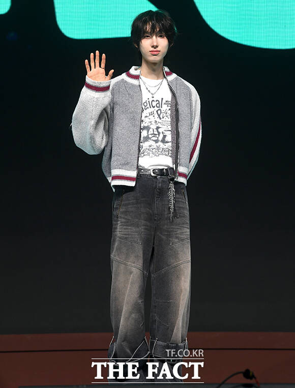 그룹 킥플립(KickFlip)이 6일 오후 서울 광진구 예스24 라이브홀에서 열린 네 번째 미니앨범 'My First Kick(마이 퍼스트 킥)' 발매 기념 쇼케이스에 참석해 포즈를 취하고 있다. /박상민 기자