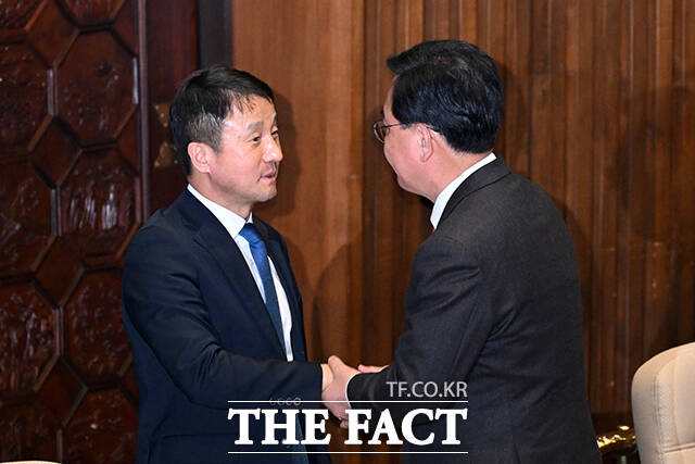 송언석 국민의힘 원내대표(오른쪽)가 6일 오후 국회 본회의장에서 열린 경제 분야 대정부질문에서 한병도 더불어민주당 원내대표를 찾아가 손을 잡고 대화를 나누고 있다. /국회=서예원 기자