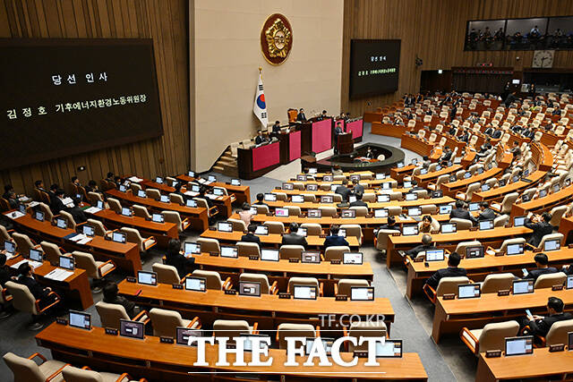 당선 인사하는 김정호 신임 국회 기후에너지환경노동위원회 위원장(아래).