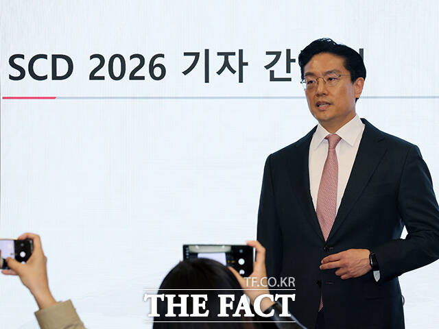 전인석 삼천당제약 대표가 6일 오후 서울 서초구 삼천당제약 본사에서 열린 기자간담회에 참석해 목을 축이고 있다. /박헌우 기자