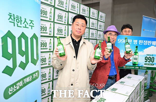 충청권 대표 주류기업 선양소주가 병당 990원인 '착한소주 990'을 선보인 가운데, 조웅래 회장(오른쪽)이 6일 서울 송파구 가락몰 다농마트를 찾아 소비자들에게 제품을 소개하고 있다. /이새롬 기자