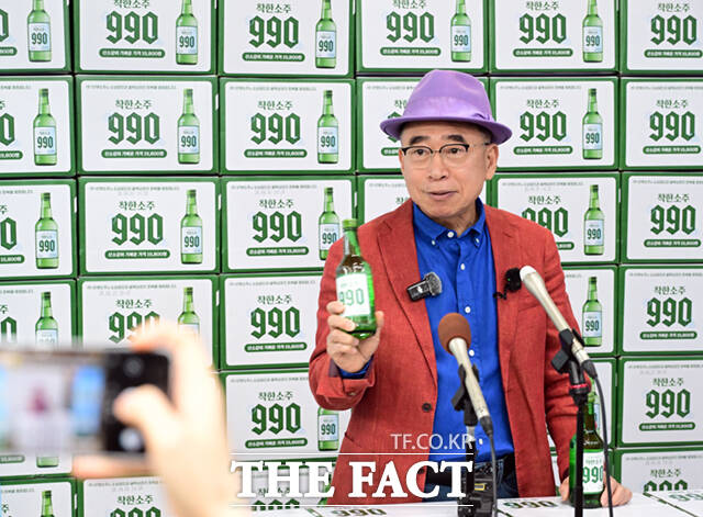 충청권 대표 주류기업 선양소주가 병당 990원인 '착한소주 990'을 선보인 가운데, 조웅래 회장(오른쪽)이 6일 서울 송파구 가락몰 다농마트를 찾아 소비자들에게 제품을 소개하고 있다. /이새롬 기자