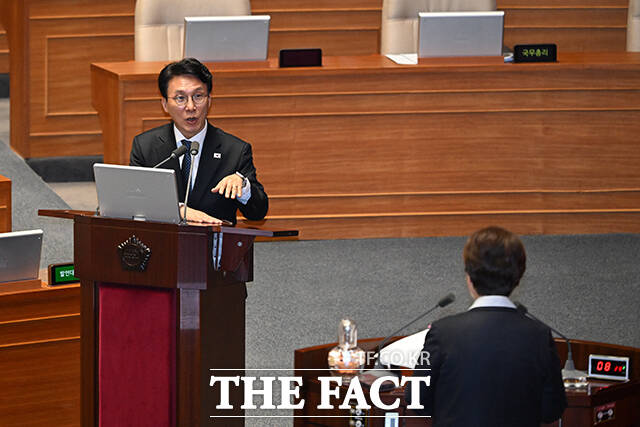 김민석 국무총리(왼쪽)가 6일 오후 서울 여의도 국회 본회의장에서 열린 경제 분야 대정부질문에 출석해 이언주 더불어민주당 의원의 질의에 답변을 하고 있다. /국회=서예원 기자